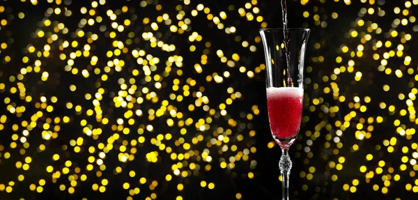 Ein Glas Champagner Vor Dem Kranz Neujahrs Und Weihnachtsstimmung Gelbe — Stockfoto