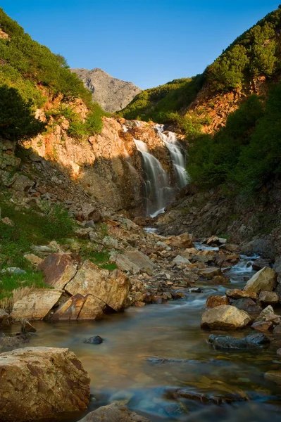 Dağlarda şelale — Stok fotoğraf