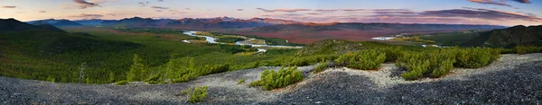 Wilde riviervallei bij zonsondergang — Stockfoto