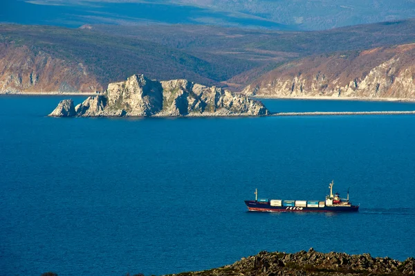 Грузовой корабль в морской бухте — стоковое фото