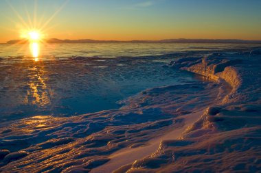 buz ve ateşli günbatımı