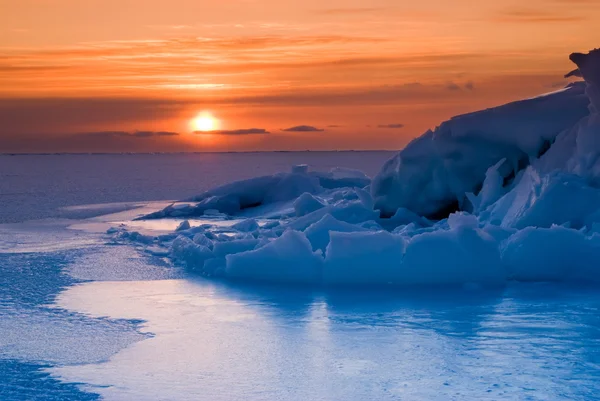 Glace et coucher de soleil ardent — Photo