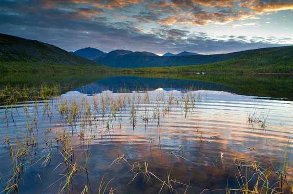 El lago de montaña — Foto de Stock