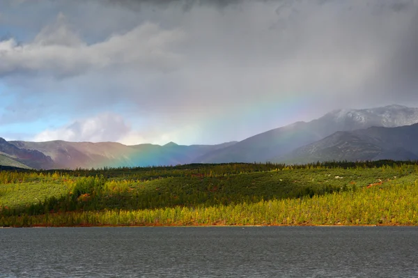 Regenbogen in den Bergen — Stockfoto