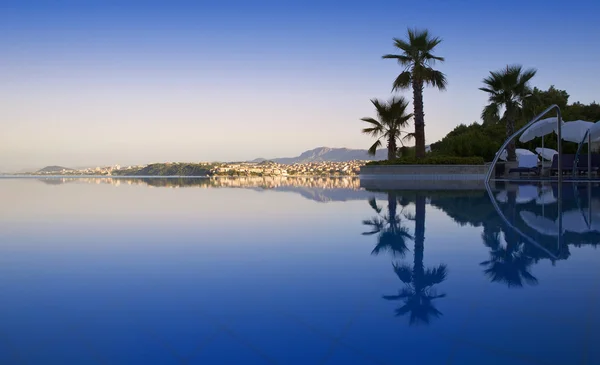 Cloudless morning on Adriatic Sea and its reflection in pool. — Stock Photo, Image