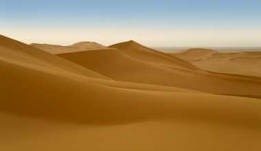 Libya çöl. yoğun altın tozu, tepeleri ve düşük güneş ışığında güzel kumlu yapıları.