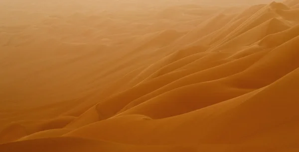 Zandduinen bij zonsondergang in de Saharawoestijn, Libië. — Stockfoto