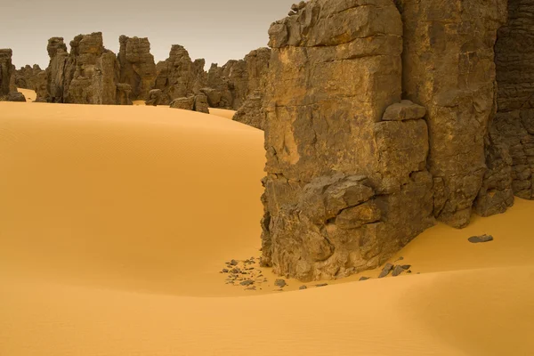 The unusual removed rocks among sand. Libyan Desert. Dense gold dust, dunes and beautiful sandy structures in the light of the low sun. — Stock Photo, Image