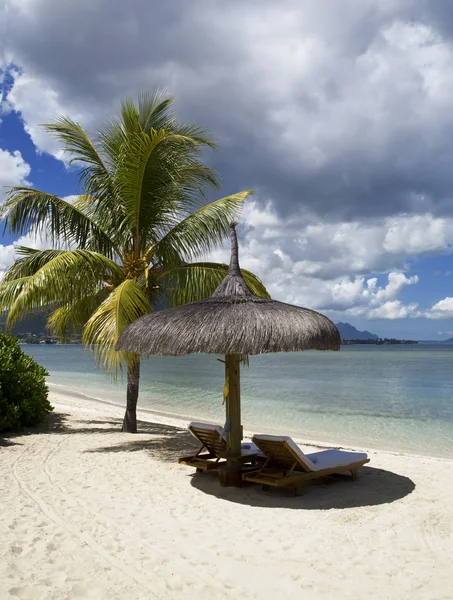Bella spiaggia tropicale in resort di lusso a Mauritius — Foto Stock