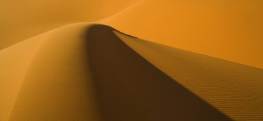 Libya çöl. yoğun altın tozu, tepeleri ve düşük güneş ışığında güzel kumlu yapıları.