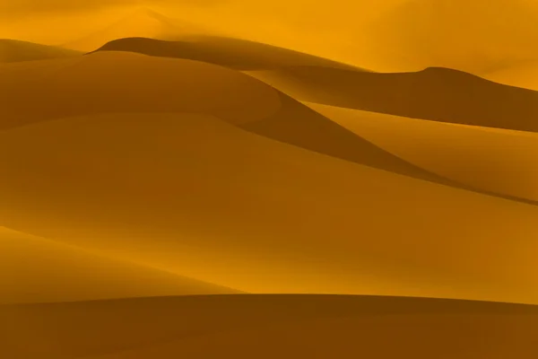 Deserto Líbio. Poeira de ouro densa, dunas e belas estruturas arenosas à luz do sol baixo . — Fotografia de Stock