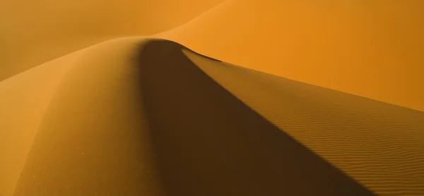 リビア砂漠。密な砂金、砂丘、低太陽の光の美しい砂浜の構造. — ストック写真