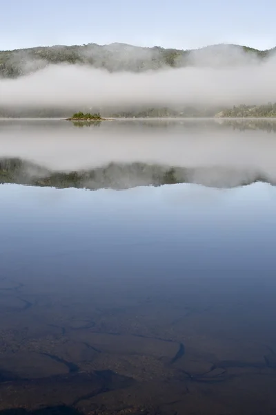 Natura Norwegia lato. jezior. mgły i chmur. — Zdjęcie stockowe