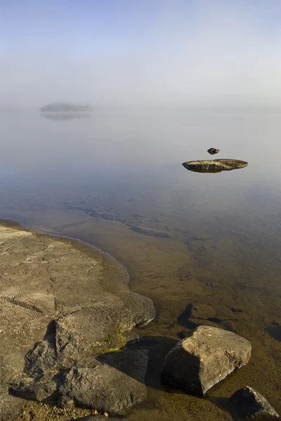 Природа летней Норвегии. Озера. Туманы и облака . — стоковое фото