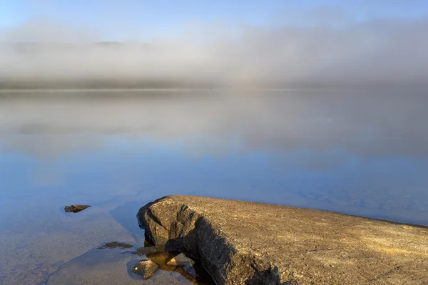 De aard van de zomer Noorwegen. meren. mist en wolken. — Stockfoto