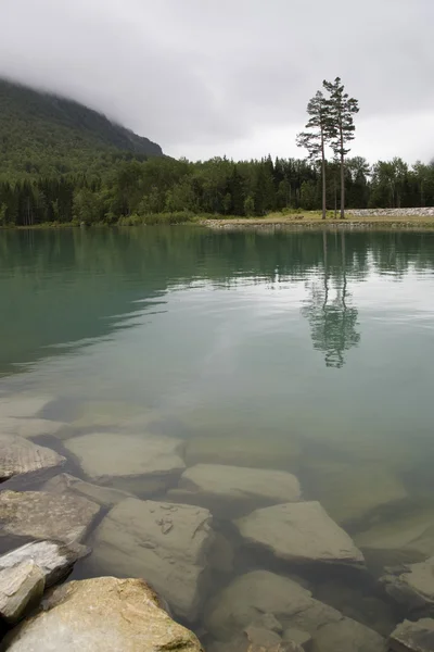 Naturen av sommaren Norge. berg och fjordar. dimma och moln, reflektioner i fina rena vatten. — Stockfoto