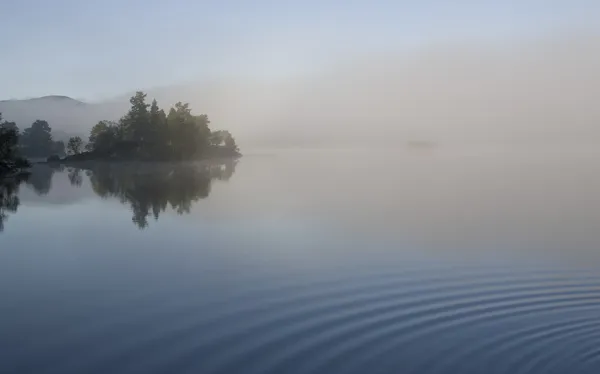 여름 노르웨이의 자연입니다. 호수입니다. fogs과 구름. — 스톡 사진