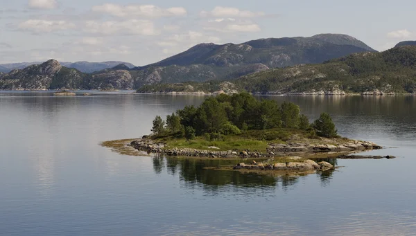 Natura Norwegia lato. gór i fiordów. mgły i chmur, odbicia w porządku czystej wody. — Zdjęcie stockowe