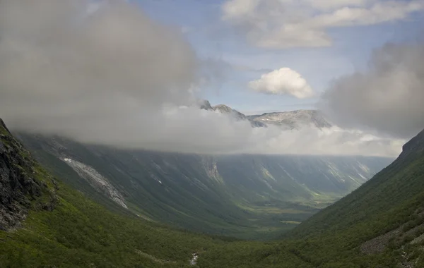 Die Natur des norwegischen Sommers. Berge. Nebel und Wolken. — Stockfoto