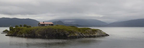 Natura Norvegiei de vară. Munţi şi fiorduri. Ceață și nori, reflecții în apă pură fină . — Fotografie, imagine de stoc