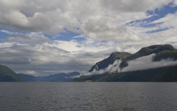 Natura Norwegia lato. gór i fiordów. mgły i chmur, odbicia w porządku czystej wody. — Zdjęcie stockowe