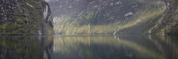 Povaha letní Norsko. hory a fjordy. mlhy a mraky, odrazy v jemné čisté vody. — Stock fotografie