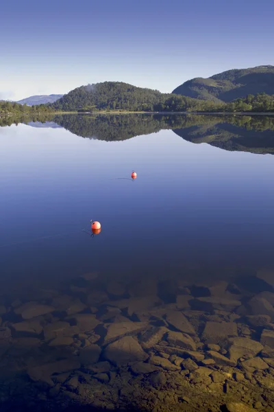 Zomer in Noorwegen. transparant blauw water en heldere hemel op de Scandinavische merenlandschap. — Stockfoto