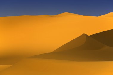 gün batımında kum tepeleri Sahra Çölünde, libya.