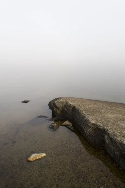 夏天挪威的性质。湖泊。雾和云. — 图库照片