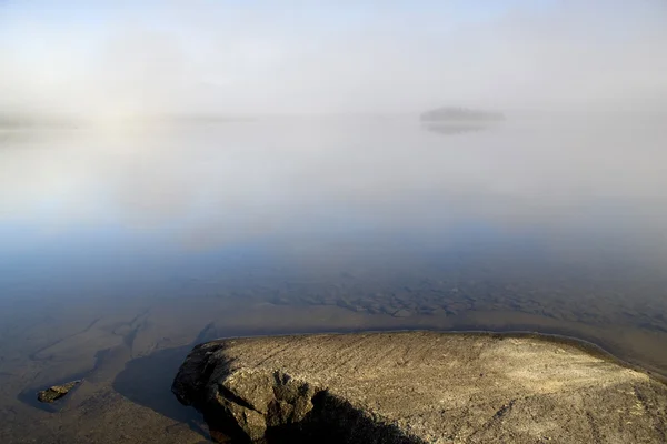 夏天挪威的性质。湖泊。雾和云. — 图库照片