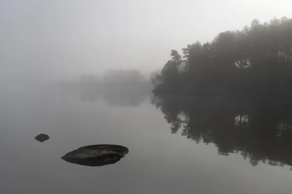 Natura Norwegia lato. jezior. mgły i chmur. — Zdjęcie stockowe