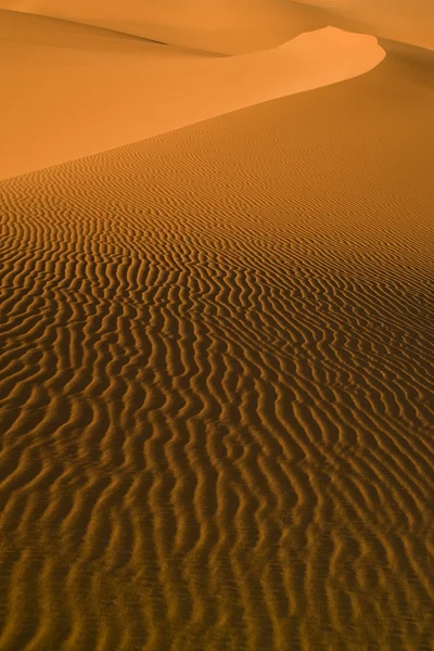 Zandduinen bij zonsondergang in de Saharawoestijn, Libië. — Stockfoto