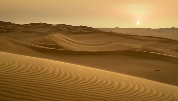 Wydmy na zachód słońca na pustyni sahara, Libia. — Zdjęcie stockowe
