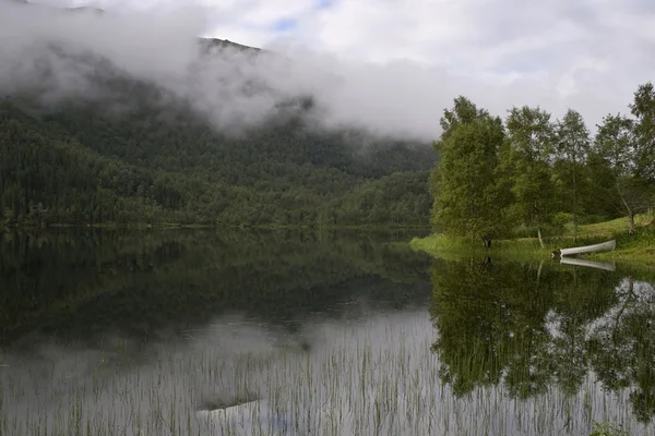 Die Natur des norwegischen Sommers. Berge, Seen. Nebel und Wolken, Spiegelungen in feinem, reinem Wasser. — Stockfoto