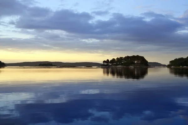 Natura Norwegia lato. jezior. mgły i chmur. — Zdjęcie stockowe