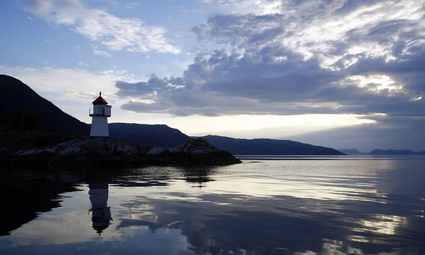 La naturaleza del verano Noruega. Reflejos en agua pura y fina. Faro en la costa rocosa —  Fotos de Stock