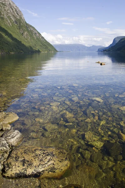 夏のノルウェーの性質。山、湖。霧と雲、罰金の純粋な水の反射. — ストック写真