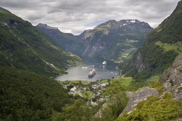 夏天挪威的性质。山和峡湾. — 图库照片