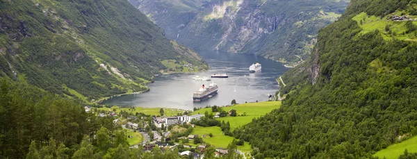 A natureza do verão Noruega. Montanhas e fiordes . — Fotografia de Stock