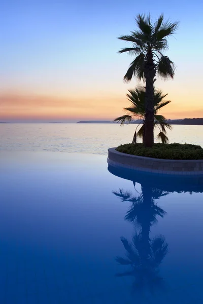 Cloudless morning on Adriatic Sea and its reflection in pool. — Stock Photo, Image