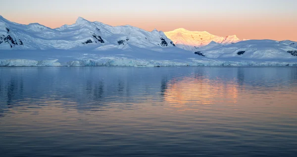 Natureza da Península Antártica. Ices e icebergs. Viaje em águas profundas e puras entre as geleiras da Antártida. Fantásticas paisagens de neve . — Fotografia de Stock