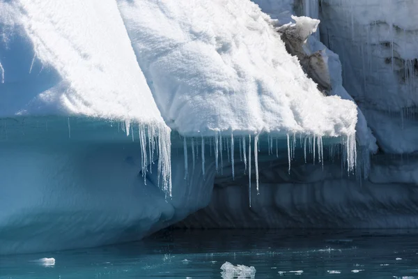 Naturaleza de la Península Antártica. Hielos e icebergs. Viaje en aguas profundas y puras entre glaciares de la Antártida. Fantásticos paisajes de nieve . — Foto de Stock