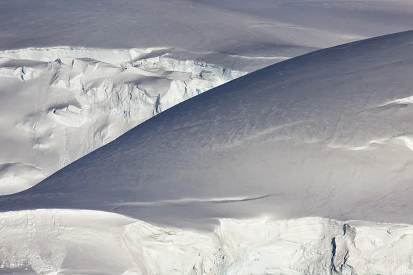 南極半島の性質。氷そして氷山。南極の氷河の間で深く純粋な水に旅行します。幻想的な雪の風景. — ストック写真