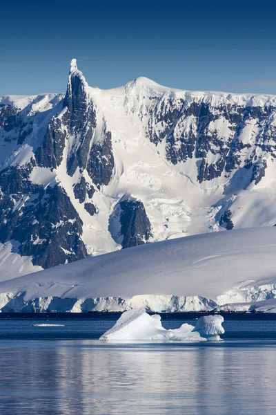 Natur der antarktischen Halbinsel. Eis und Eisberge. Reisen Sie auf tiefem, reinem Wasser zwischen den Gletschern der Antarktis. Traumhafte Schneelandschaften. — Stockfoto