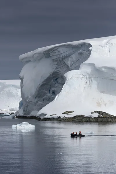 Natureza da Península Antártica. Ices e icebergs. Viaje em águas profundas e puras entre as geleiras da Antártida. Fantásticas paisagens de neve . — Fotografia de Stock