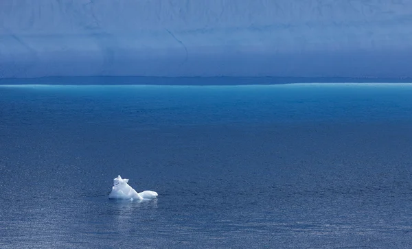 南極半島の性質。氷そして氷山。南極の氷河の間で深く純粋な水に旅行します。幻想的な雪の風景. — ストック写真