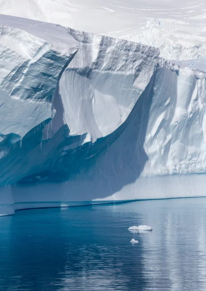 Aard van het Antarctisch Schiereiland. ICES en ijsbergen. reizen op diep zuivere wateren onder gletsjers van antarctica. fantastische sneeuw landschappen. — Stockfoto