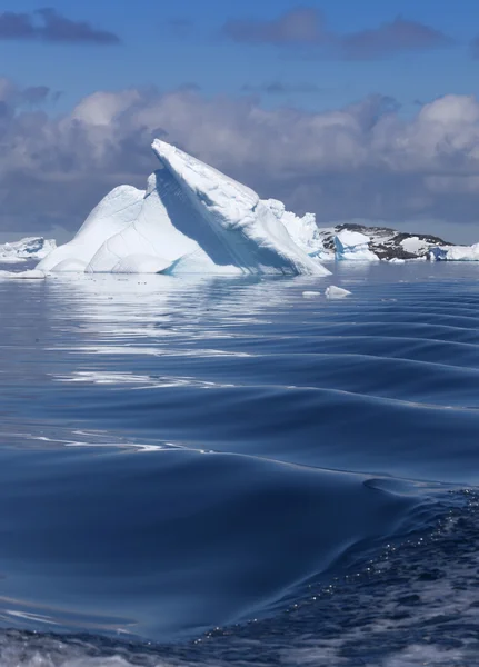 Natureza da Península Antártica. Ices e icebergs. Viaje em águas profundas e puras entre as geleiras da Antártida. Fantásticas paisagens de neve . — Fotografia de Stock