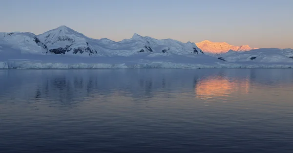 Natureza da Península Antártica. Ices e icebergs. Viaje em águas profundas e puras entre as geleiras da Antártida. Fantásticas paisagens de neve . — Fotografia de Stock