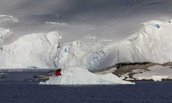 Nature of Antarctic Peninsula. Ices and icebergs. Travel on deep pure waters among glaciers of Antarctica. Fantastic snow landscapes. — Stock Photo, Image